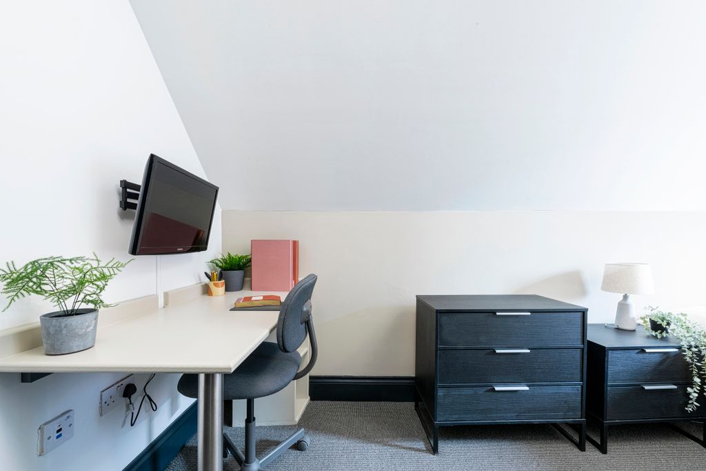 Property photo 3 of 16 The Hosiery Factory, Flat S Bedroom 2