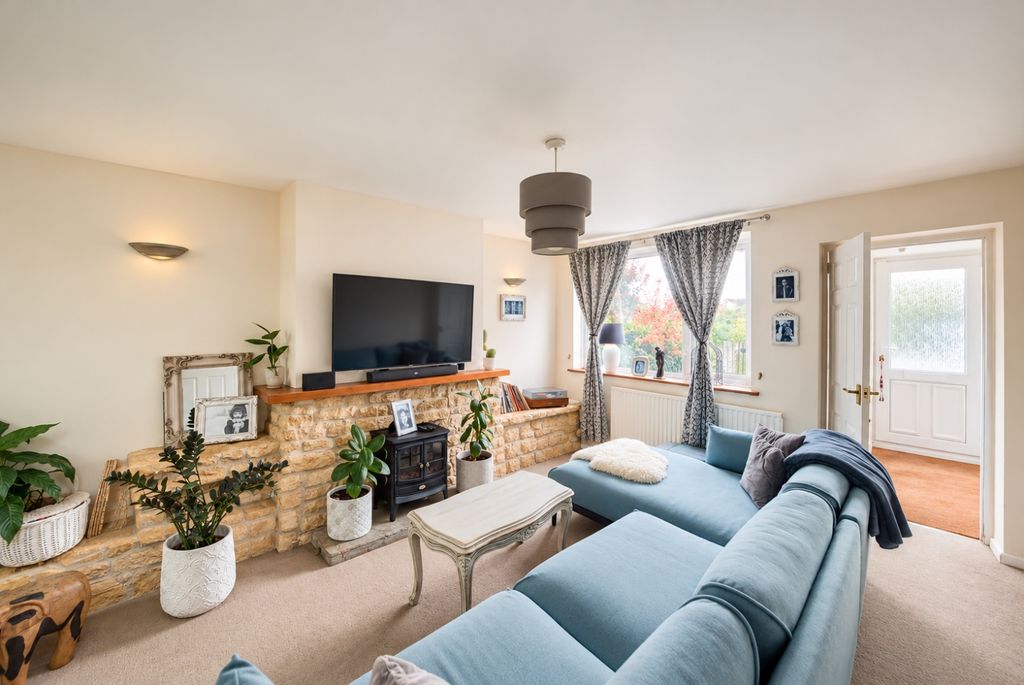 Property photo 3 of 14 010