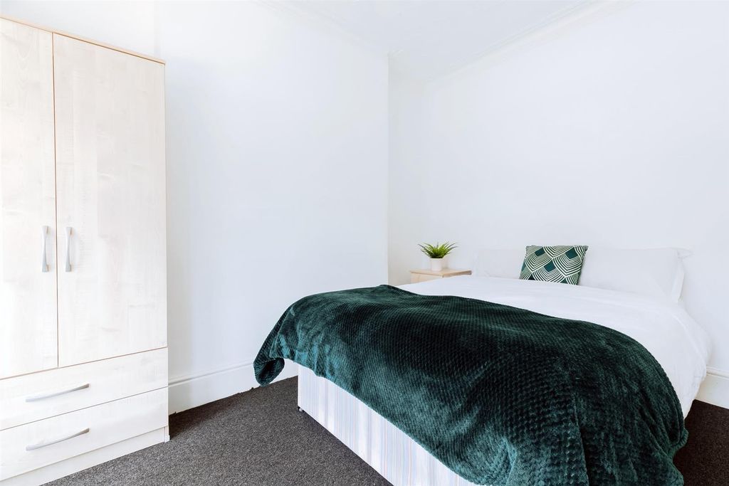 Property photo 2 of 14 Room 1  Five.Jpg