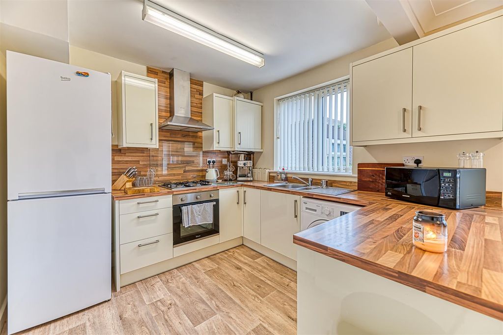 Property photo 3 of 10 Kitchen