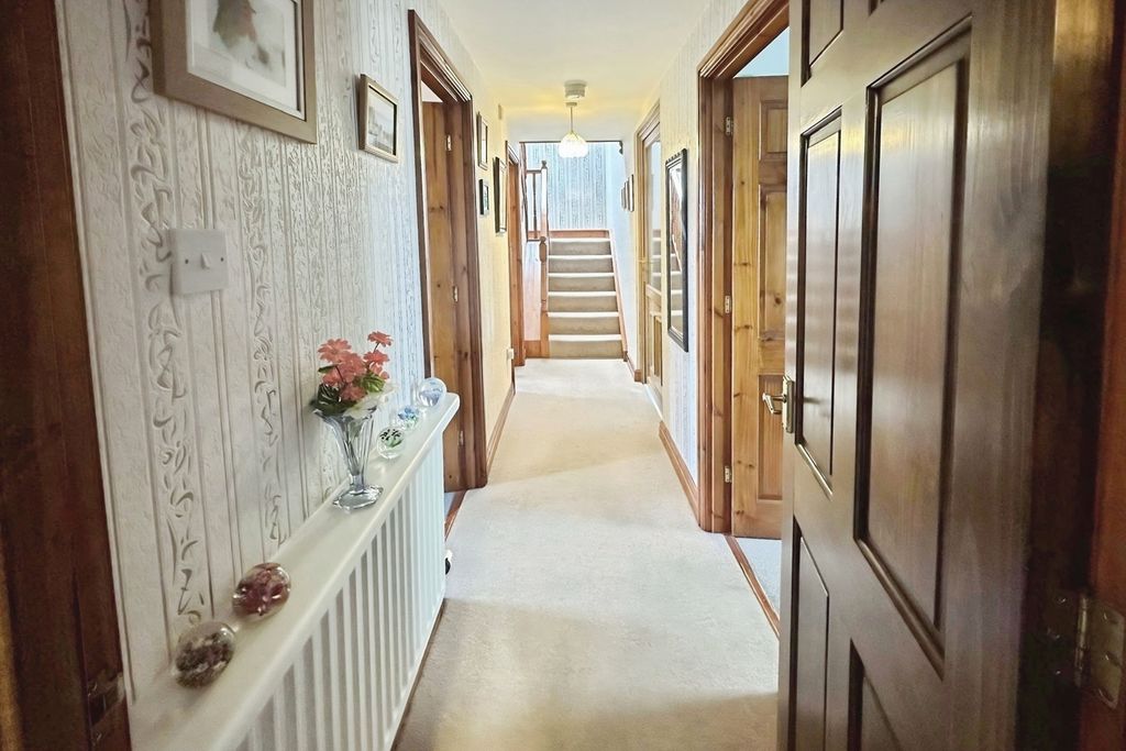 Property photo 2 of 16 Hallway