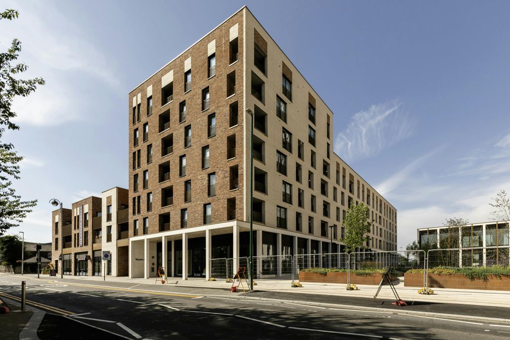 Property photo 3 of 33 Coronation Sqaure Unit 1 26.Jpg