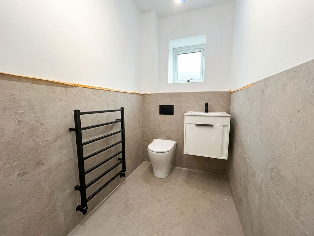 Property photo 3 of 8 Guest Wc