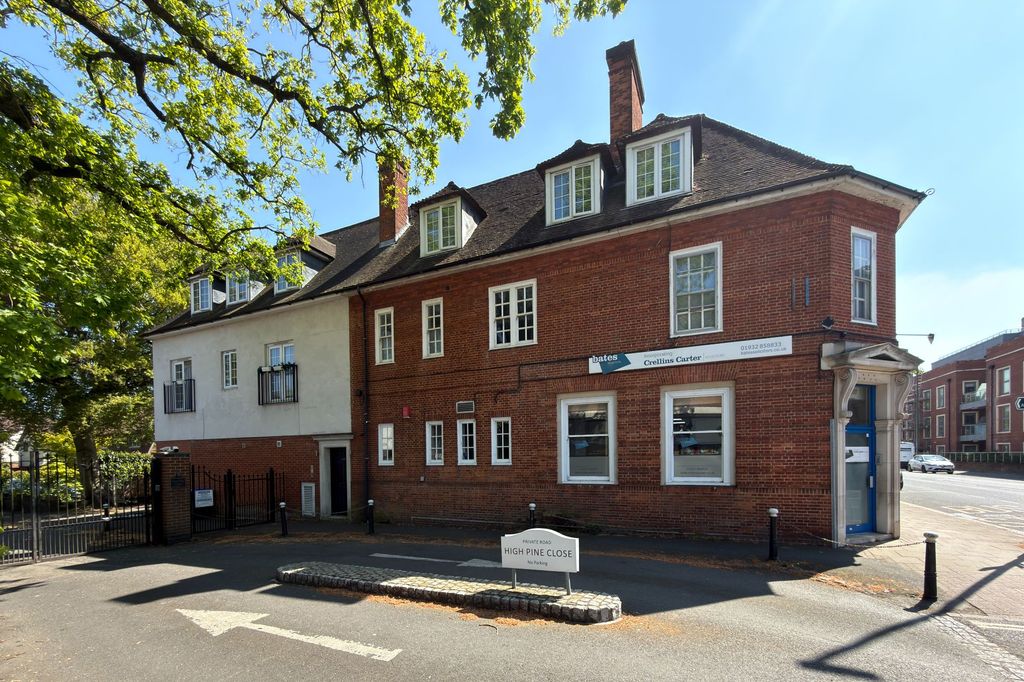 Property photo 3 of 34 111 Queens Road, Weybridge, Surrey Kt13 9Uw