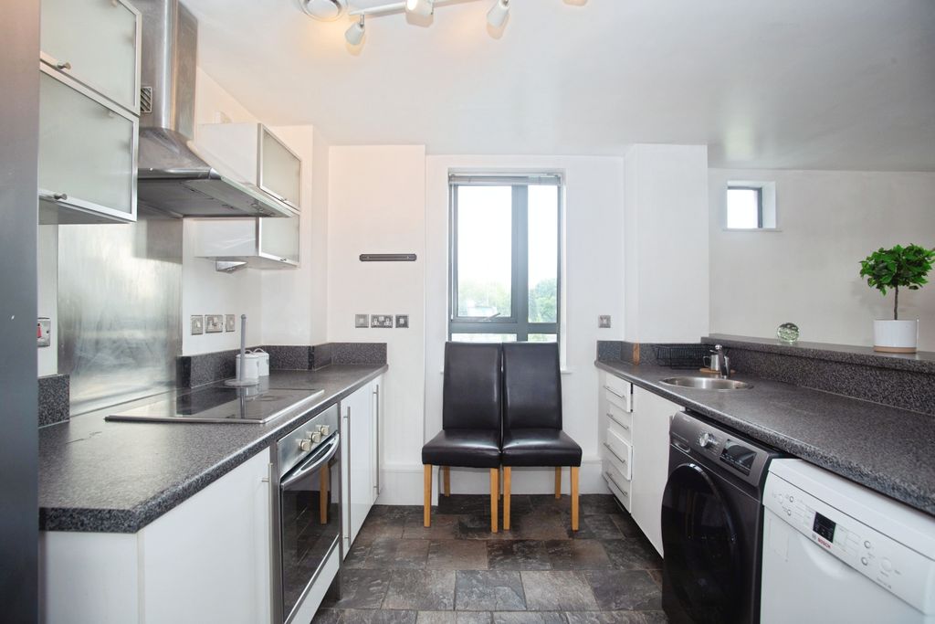 Property photo 3 of 14 Kitchen