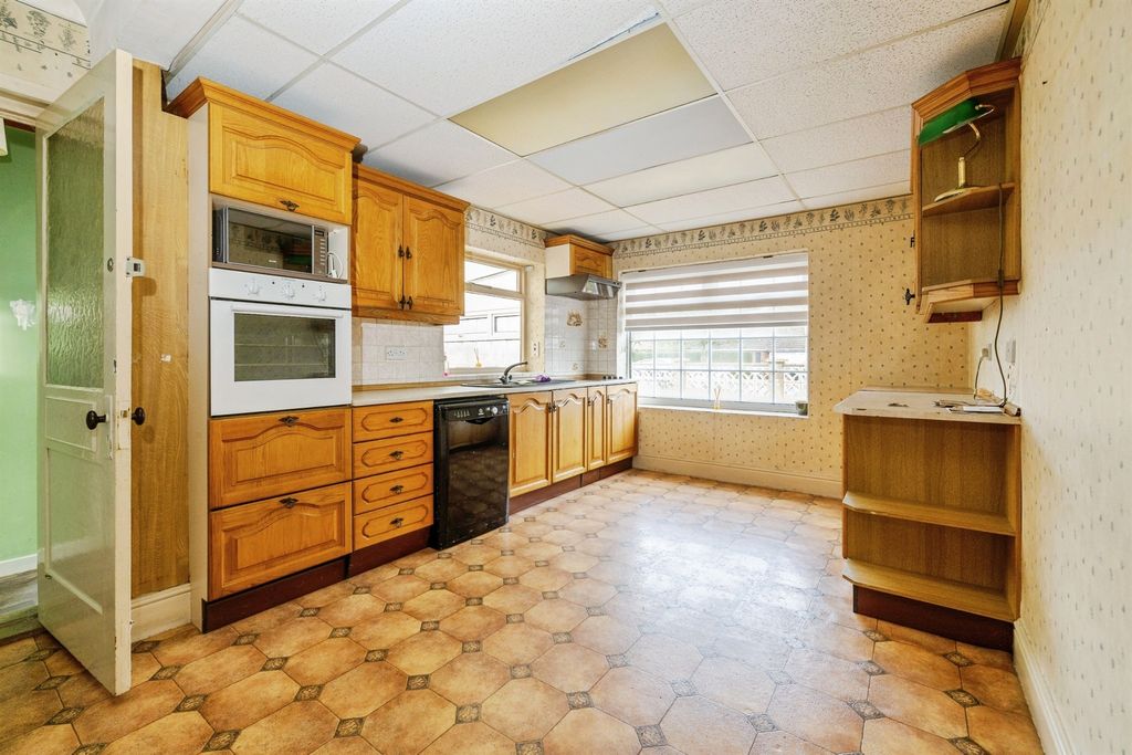 Property photo 3 of 22 Kitchen