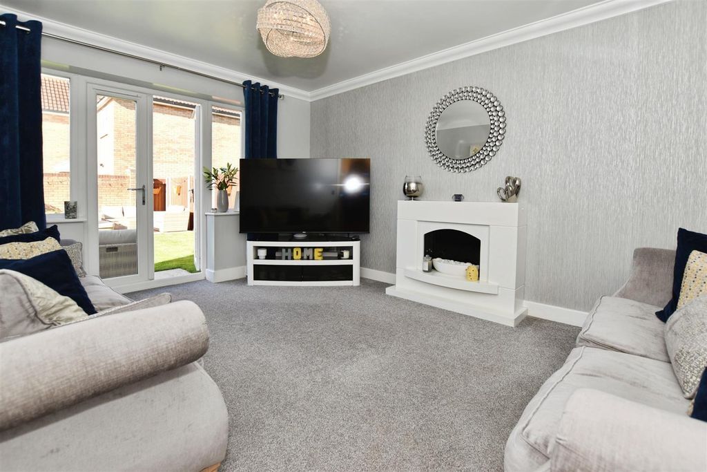 Property photo 3 of 30 Lounge