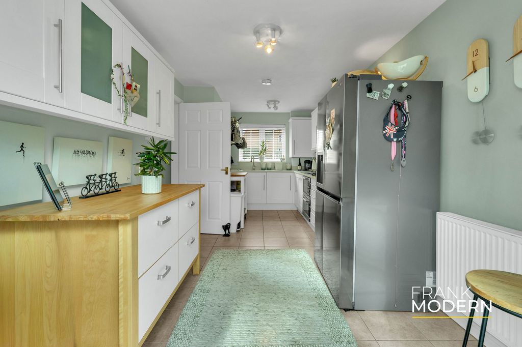 Property photo 3 of 38 Kitchen / Diner