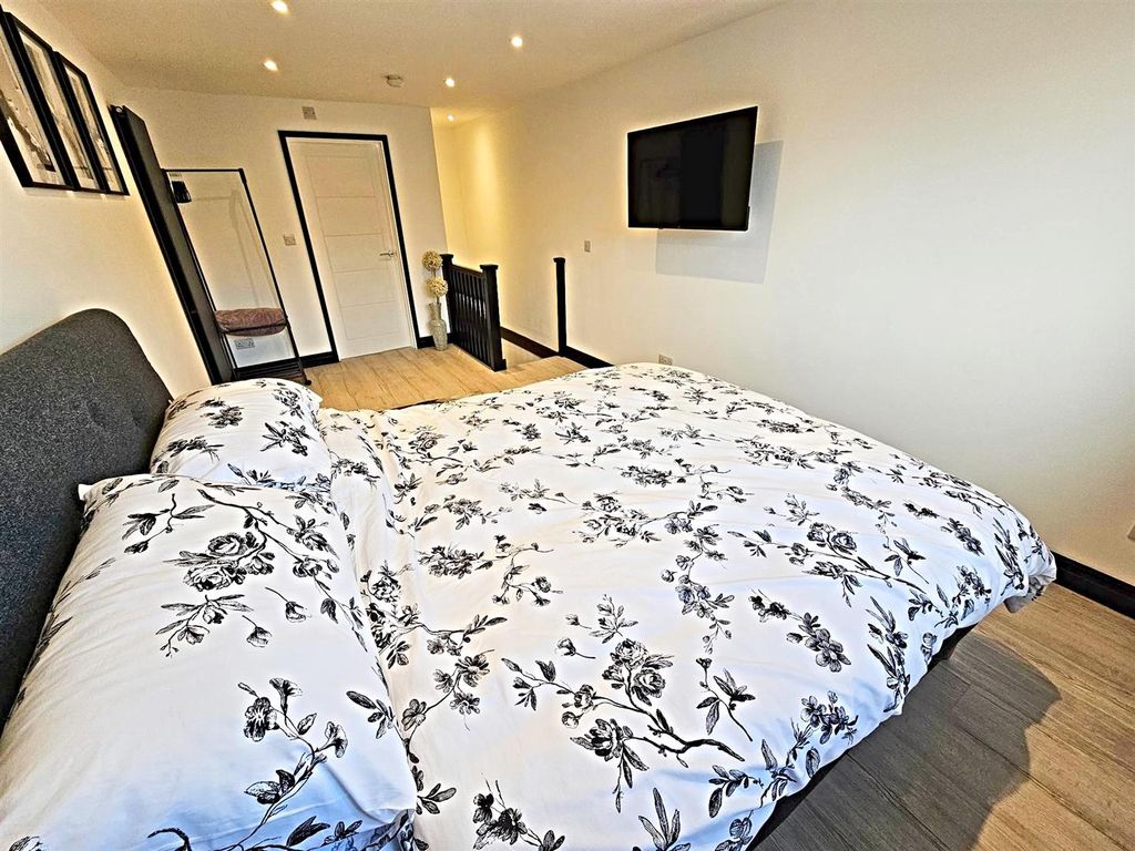 Property photo 2 of 9 Bedroom