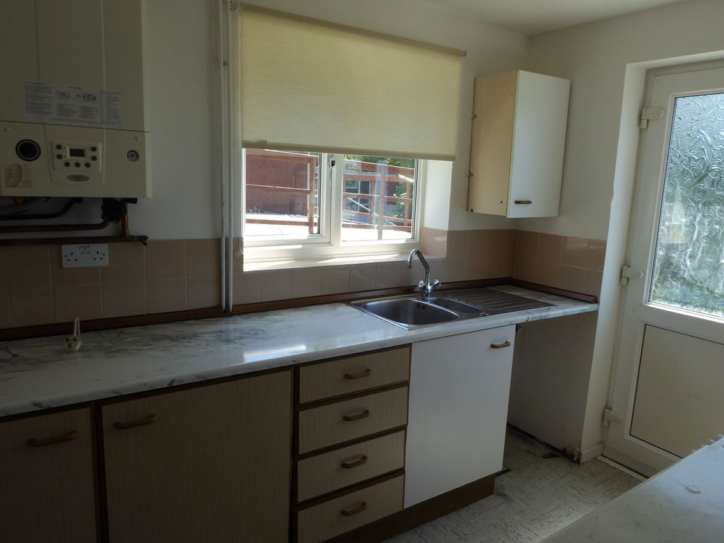 Property photo 3 of 6 Kitchen