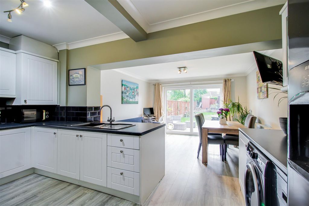 Property photo 3 of 14 Kitchen