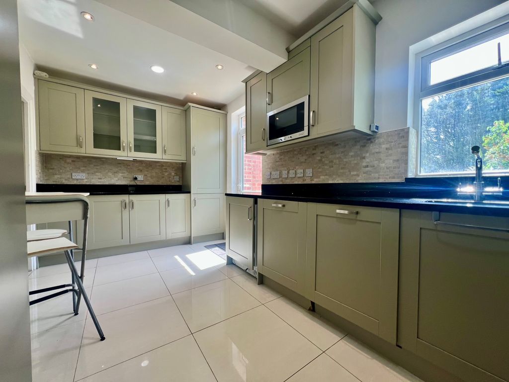 Property photo 3 of 15 Kitche2East
