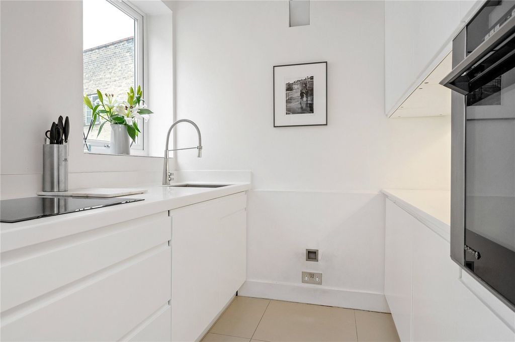 Property photo 2 of 12 Kitchen