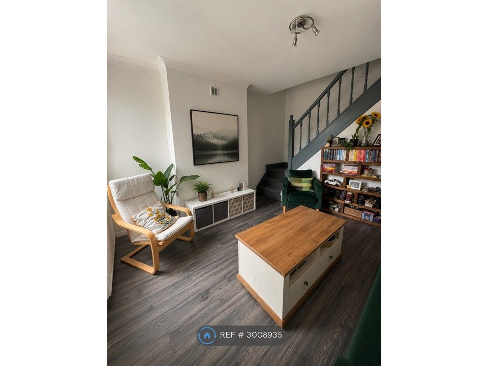Property photo 3 of 11 Living Room