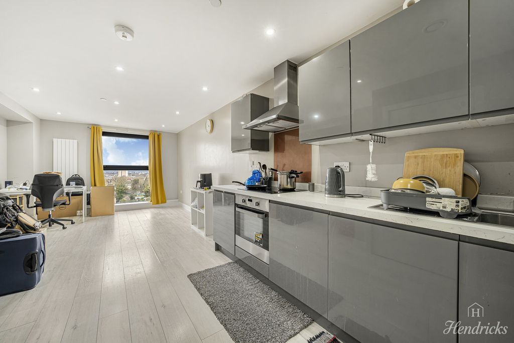 Property photo 3 of 27