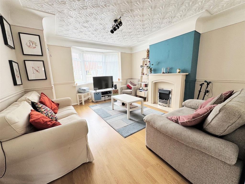 Property photo 3 of 13 Lounge