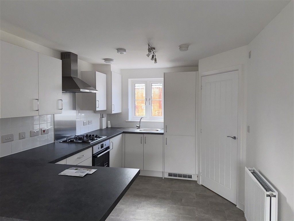 Property photo 3 of 11 Kitchen