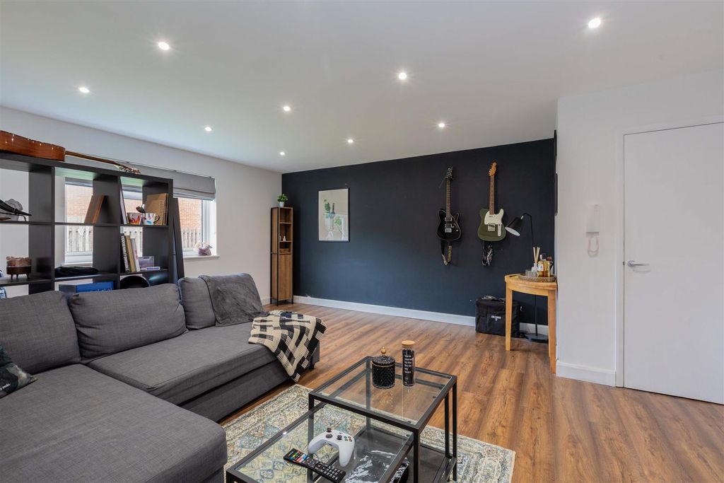 Property photo 2 of 11 92 Paxton Avenue-11.Jpg