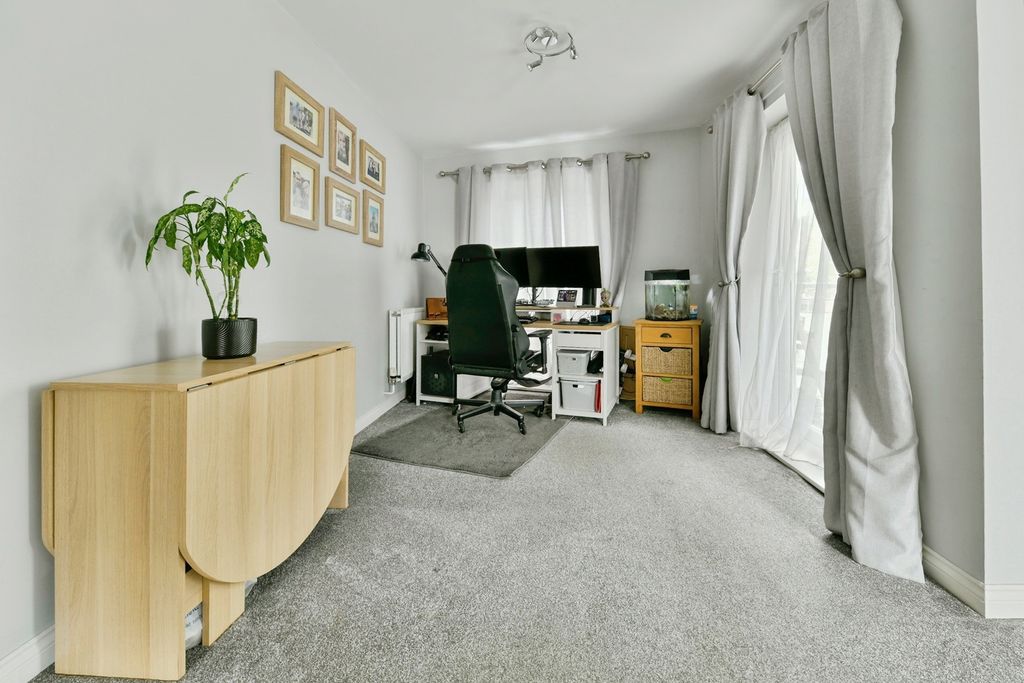 Property photo 3 of 18 Living Room