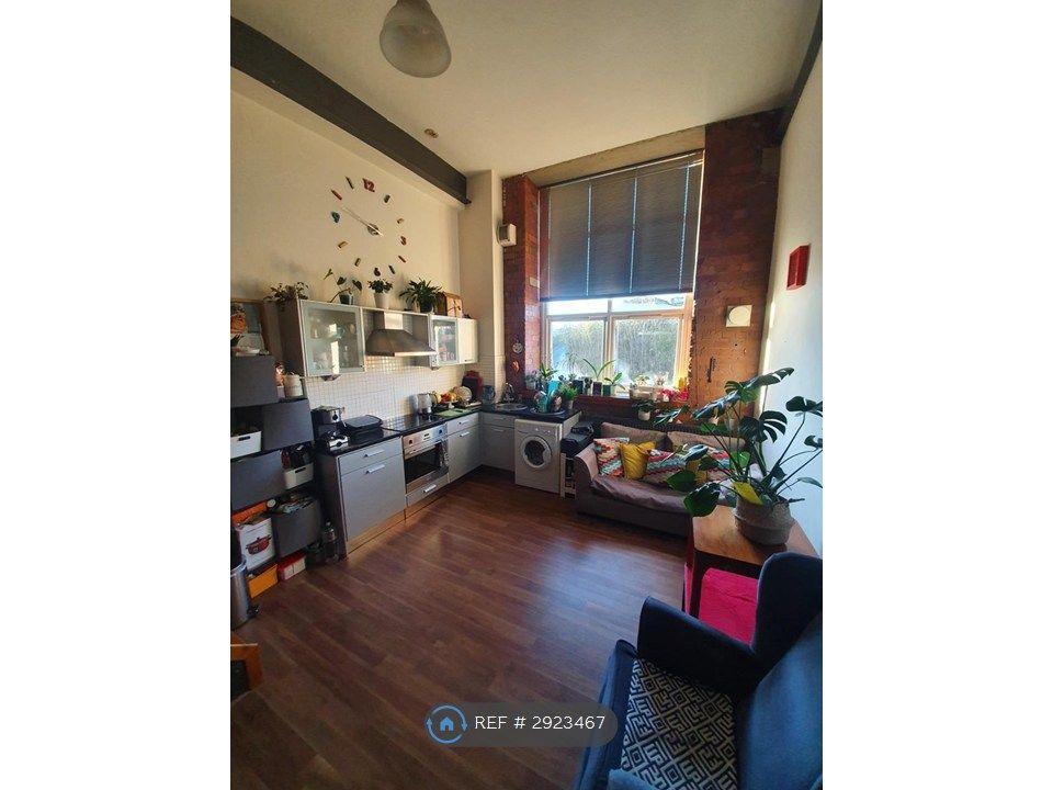 Property photo 3 of 9 Living Room/Kitchen