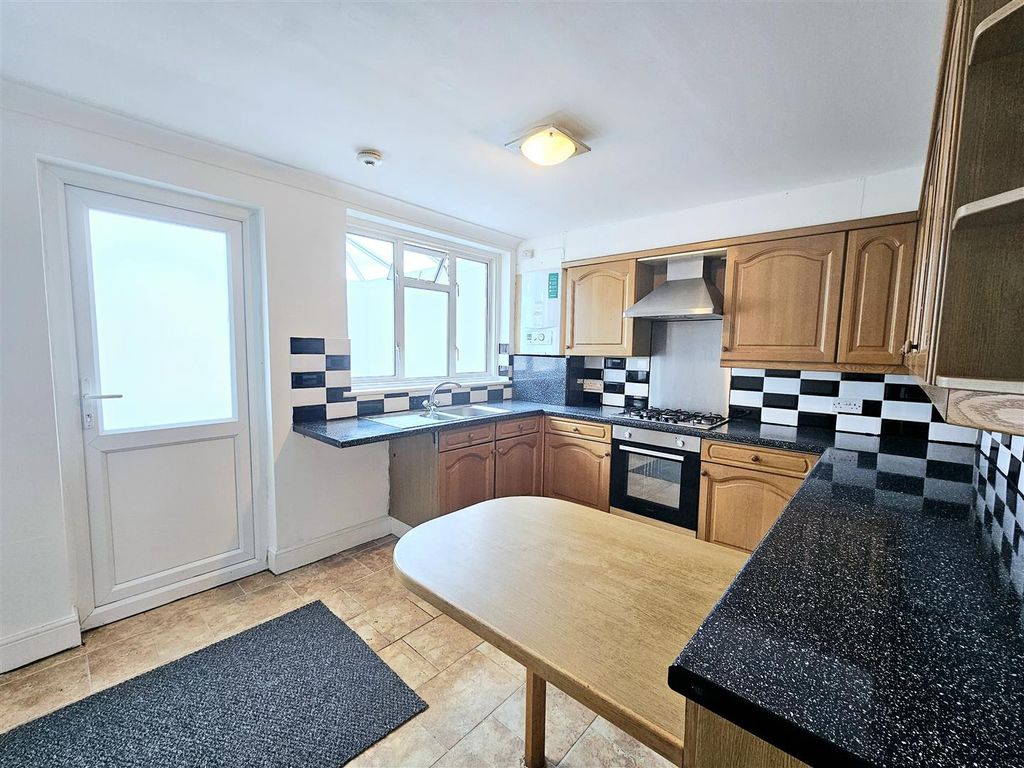 Property photo 3 of 14 Kitchen