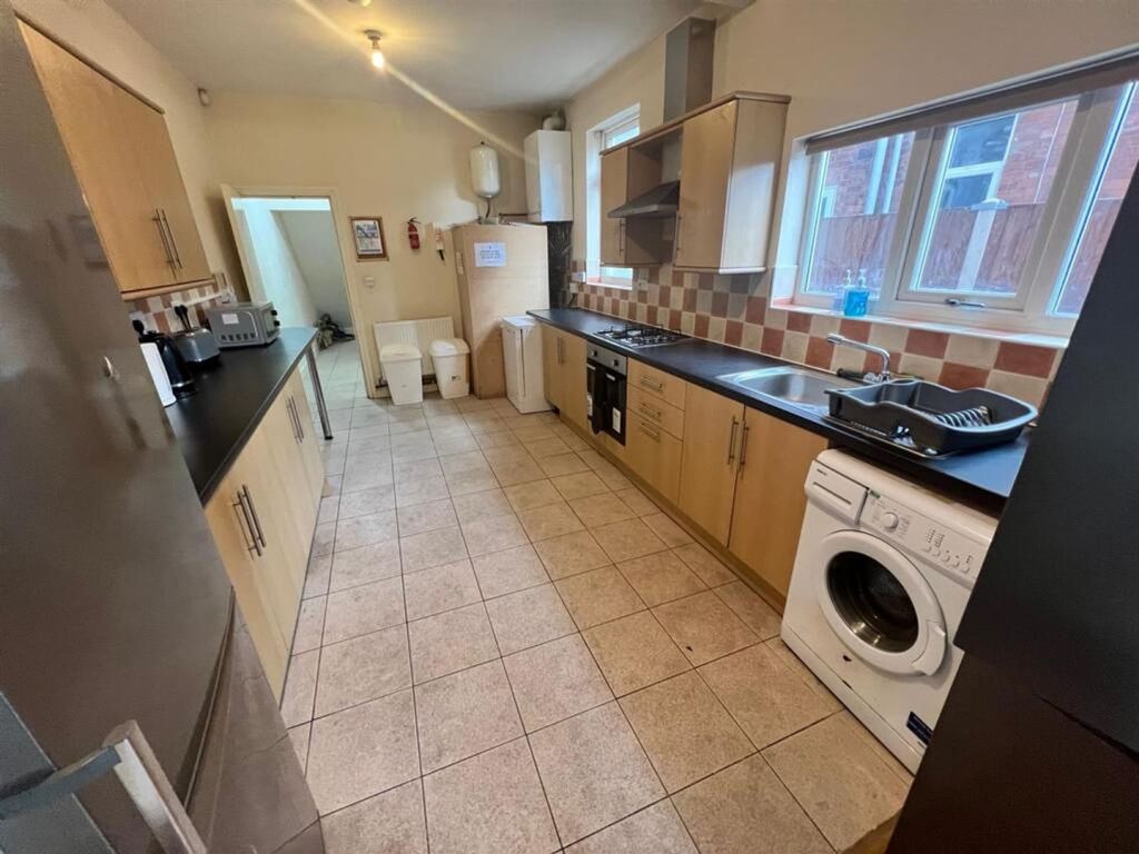 Property photo 3 of 9 Communal Kitchen