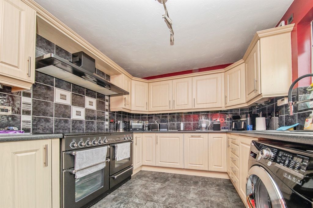 Property photo 3 of 20