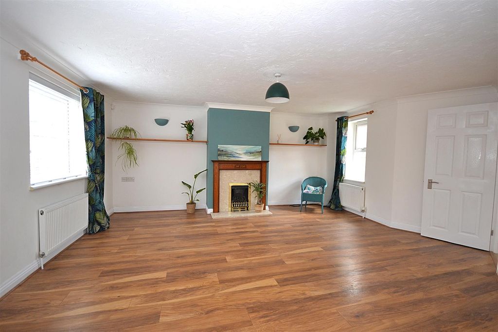 Property photo 2 of 18 32 (1).Png