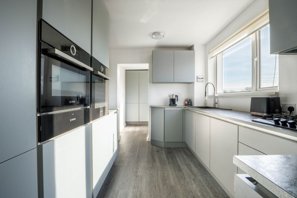 Property photo 3 of 25