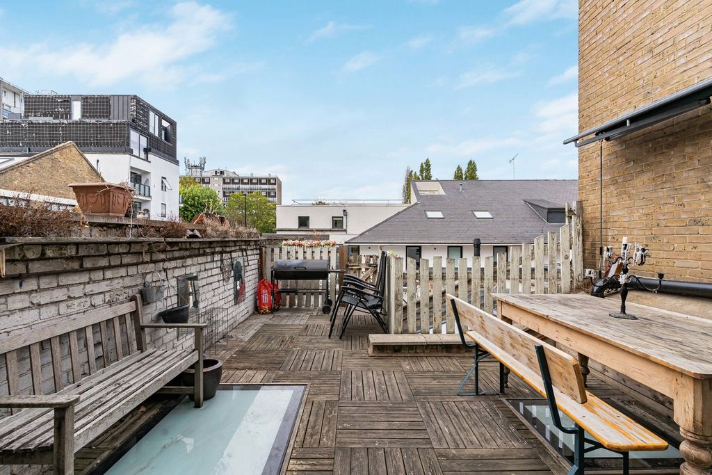 Property photo 3 of 40 Roof Terrace
