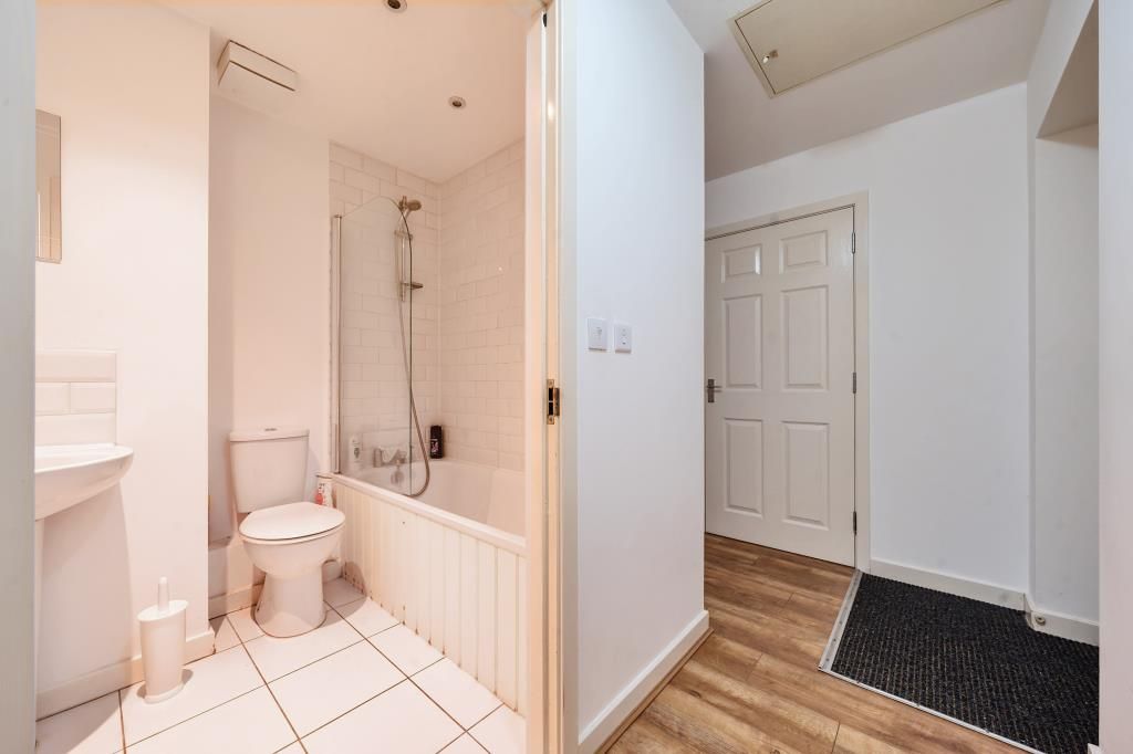 Property photo 3 of 20 Entrance Hall