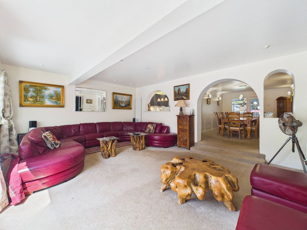 Property photo 2 of 28 Lounge