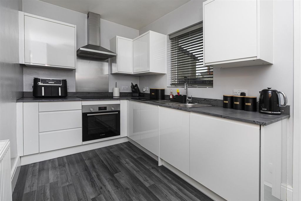 Property photo 3 of 22 Dining Kitchen