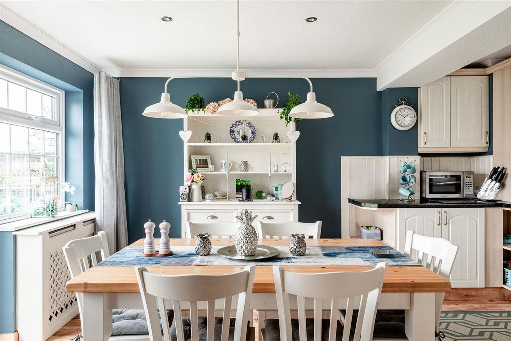 Property photo 3 of 28 Firtoft Close-21.Jpg