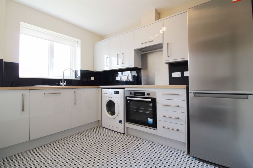 Property photo 2 of 6 Kitchen