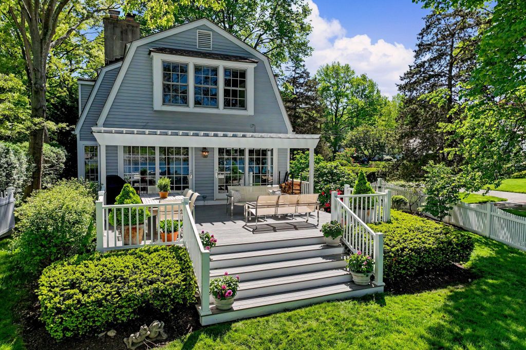 Property photo 1 of 28
