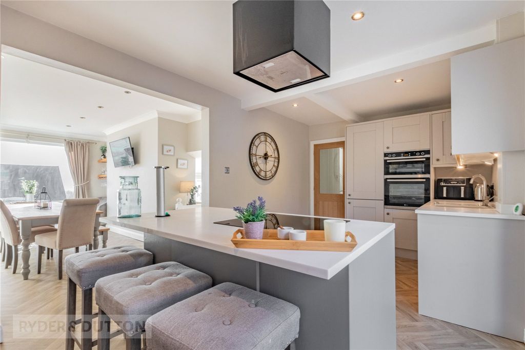 Property photo 3 of 43 Kitchen/Breakfast