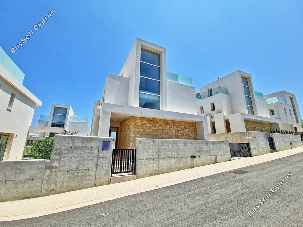 Property photo 2 of 35