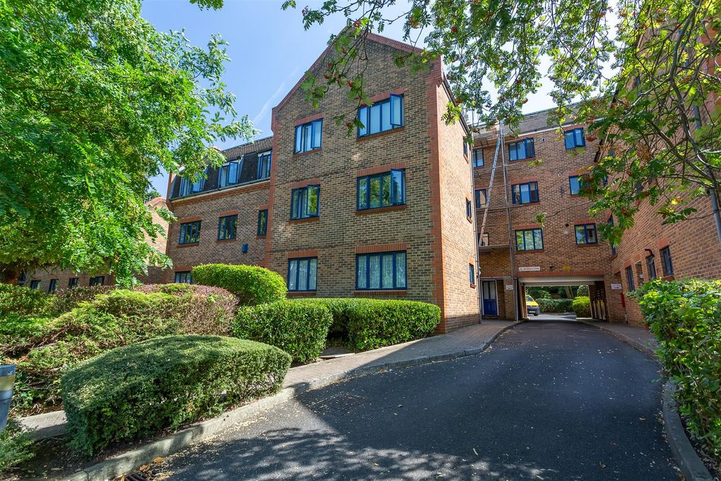 Property photo 1 of 13 Flat--Worcester-Road-Sutton-107.Jpg