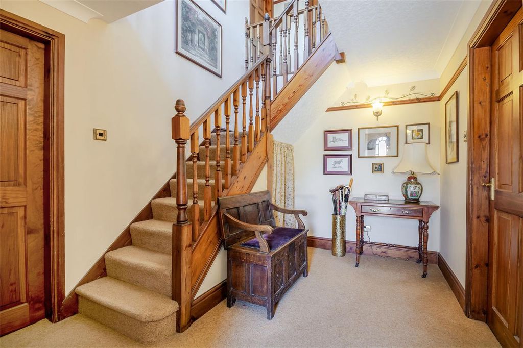 Property photo 3 of 28 Entrance Hall