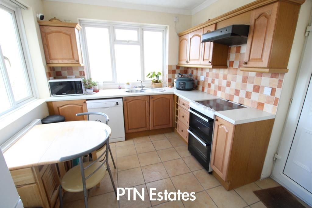 Property photo 3 of 14 Fitted Kitchen