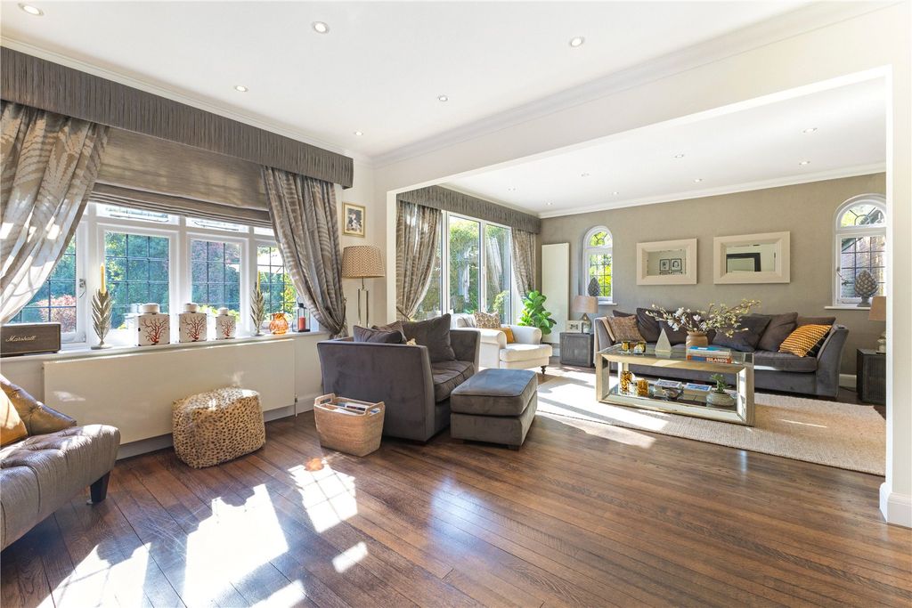 Property photo 2 of 18 Sitting Room