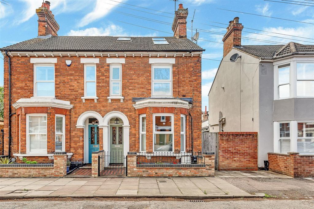 Property photo 1 of 34 4Dudleyst_Hs_001-2.Jpg