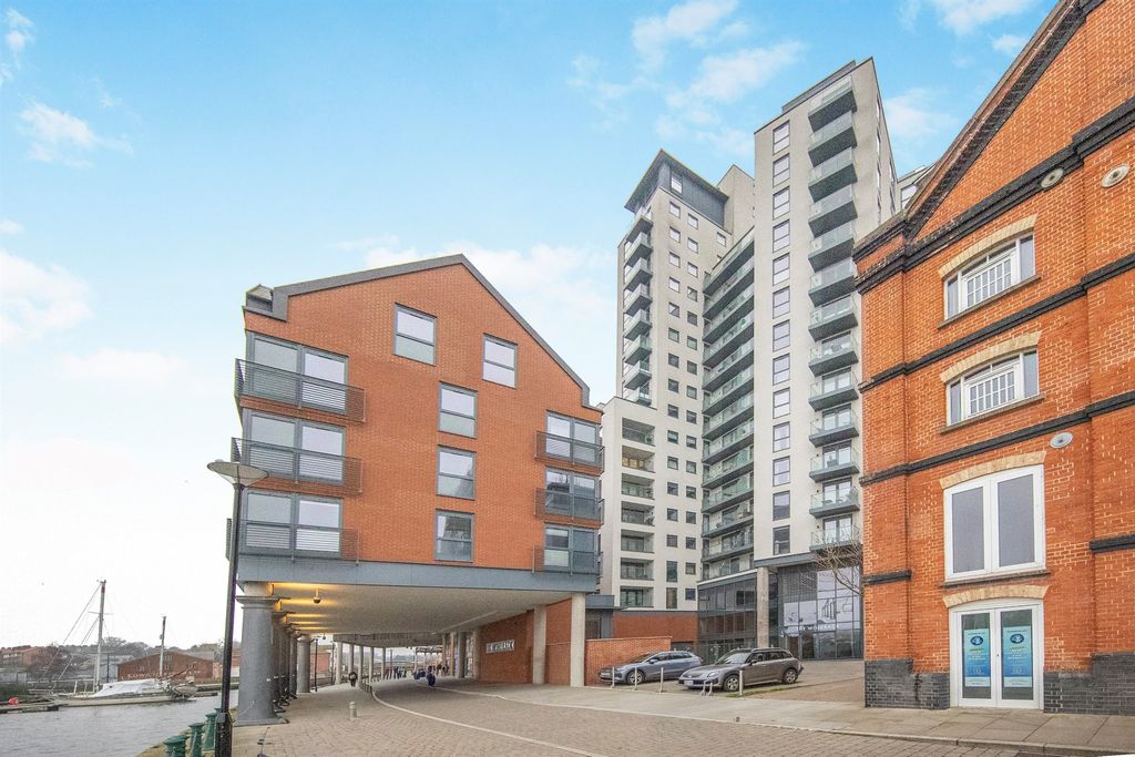 Property photo 1 of 12