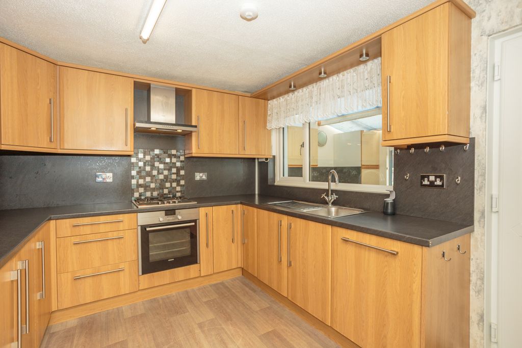 Property photo 3 of 25 Kitchen
