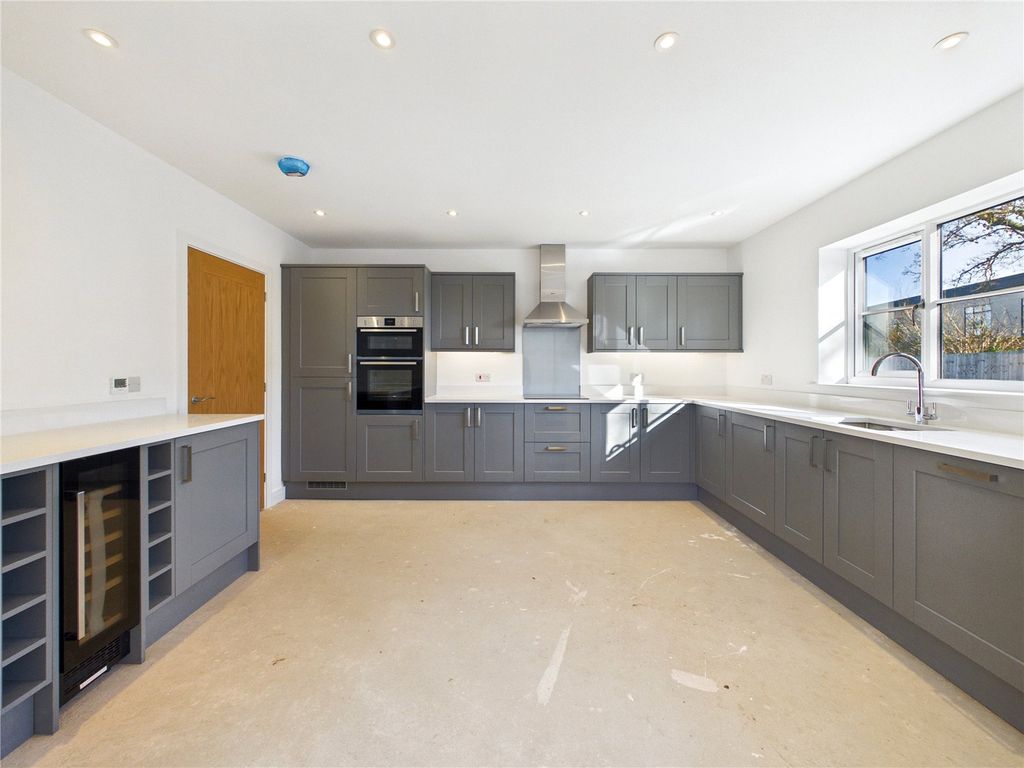 Property photo 2 of 11 Picture No. 15