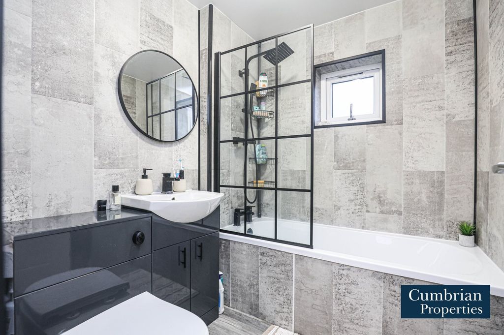 Property photo 2 of 12 Bathroom