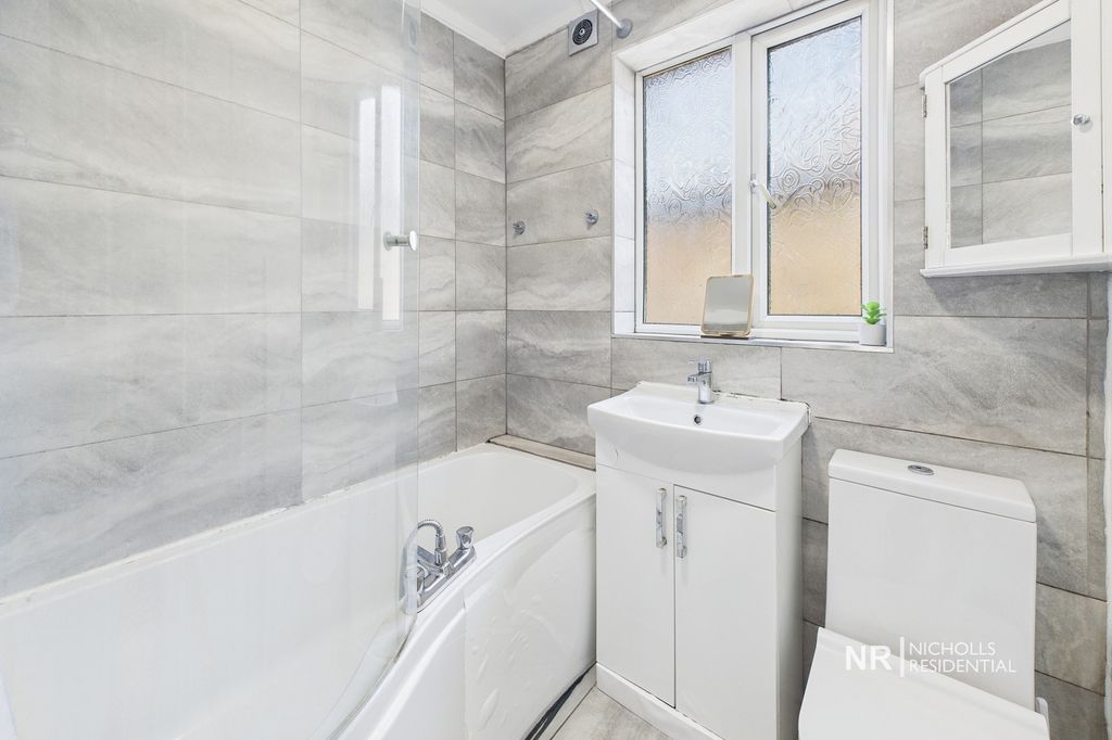 Property photo 2 of 10 Bathroom