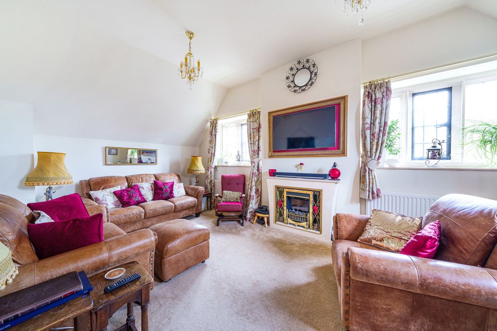 Property photo 3 of 17 Sitting Room