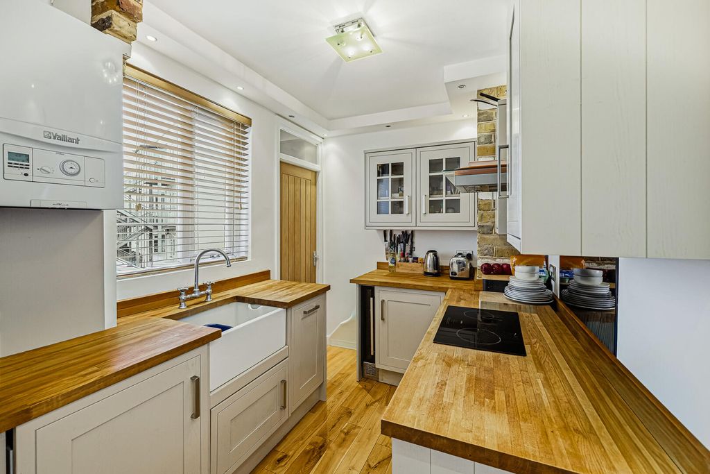 Property photo 3 of 27 Kitchen